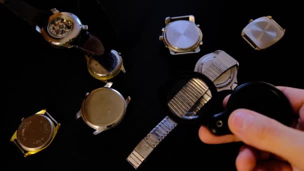 Uomo Specializzato Ispeziona Cinturino Ferro Con Una Lente Ingrandimento Orologiaio — Video Stock