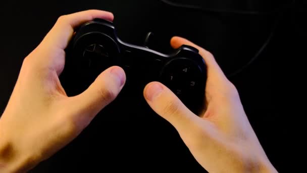 握紧手 人类使用黑色控制器在游戏控制台上玩电子游戏 在大屏幕 放映机或电视机前的Gamepad 光的变化 Covid 19的生活方式的概念 — 图库视频影像