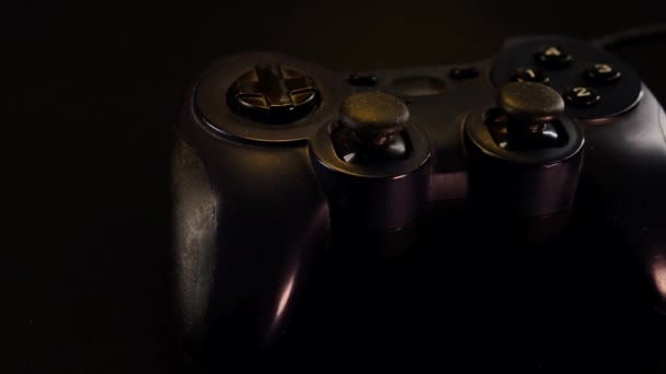 Controlador Negro Gamepad Para Jugar Videojuegos Consola Juegos Escena Panorámica — Vídeo de stock