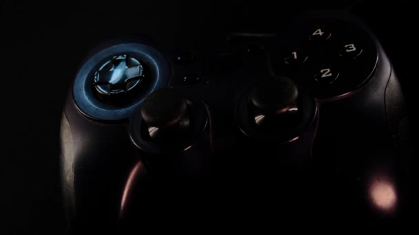 Fekete Vezérlő Gamepad Videojátékokhoz Játékkonzolon Panoráma Kamera Jelenet Közelről Lámpa — Stock videók