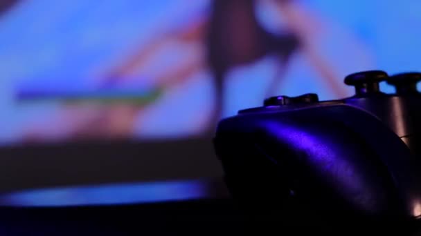 Controller Nero Giocare Videogiochi Console Gioco Gamepad Fronte Grande Schermo — Video Stock