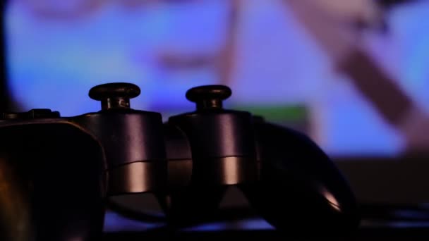 Controlador Negro Para Jugar Videojuegos Consola Juegos Gamepad Delante Una — Vídeos de Stock