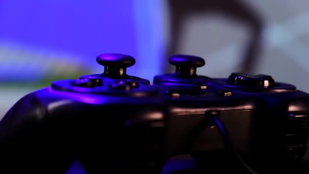 Fekete Vezérlő Játszani Videojátékok Játékkonzol Gamepad Előtt Egy Nagy Képernyő — Stock videók