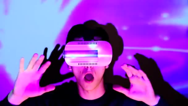 Chico Joven Sorprende Mientras Utiliza Gafas Realidad Virtual Hombre Tiene — Vídeo de stock