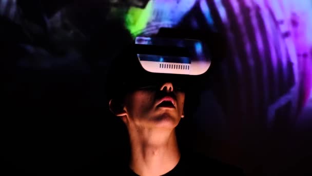 Jovem Olhar Surpreendido Homem Assiste Usando Capacete Noite Realidade Virtual — Vídeo de Stock