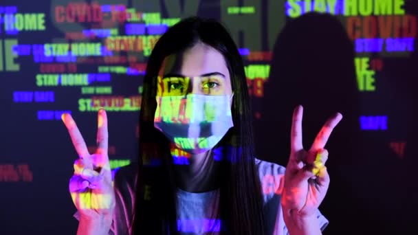 Kaukasiska Kvinnan Visar Två Fredsgester Ung Vacker Flicka Bär Skyddande — Stockvideo