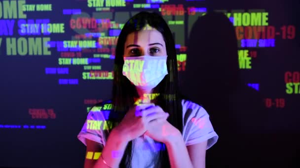 Ung Vacker Flicka Bär Skyddande Medicinsk Mask Och Gör Desinfektion — Stockvideo