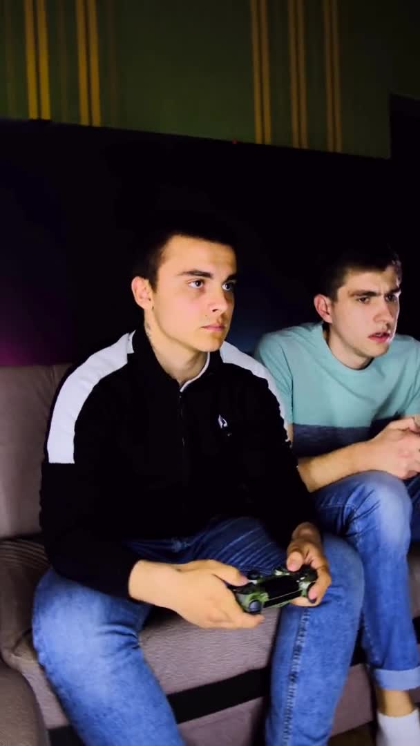 Rouleau Caméra 360 Barils Deux Jeunes Hommes Sont Assis Sur — Video