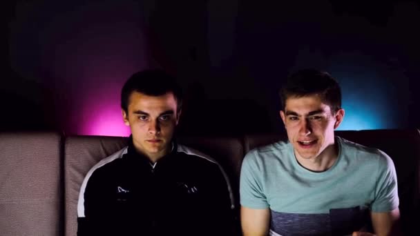 Deux Jeunes Hommes Sont Assis Sur Canapé Devant Télévision Jouent — Video