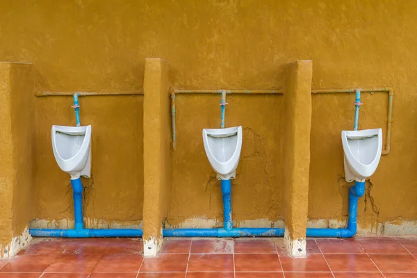 Trois urinoirs hommes en public dans la salle de toilettes — Photo