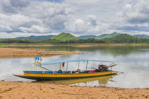Лодка у плотины Каенг Крачан — стоковое фото