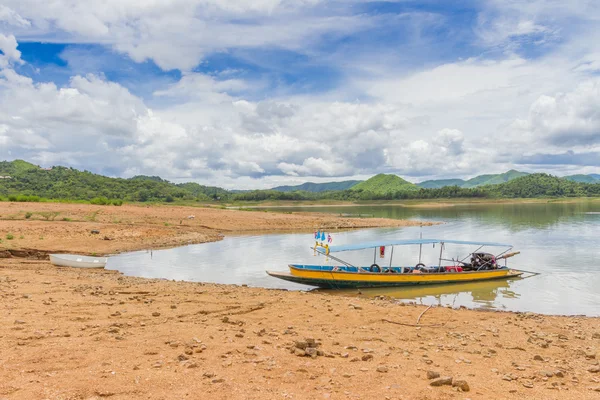 Лодка у плотины Каенг Крачан — стоковое фото