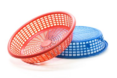 Plastik küçük renkli sepet beyaz arka plan üzerinde