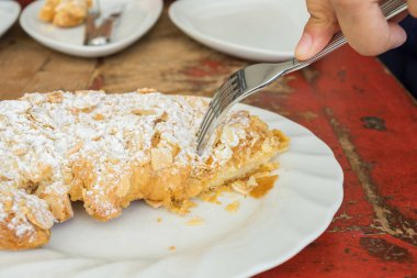 Taze kruvasan badem tepesi ile pişmiş.