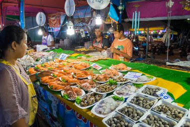 Pattaya gece piyasada deniz ürünleri satan sokak gıda satıcı