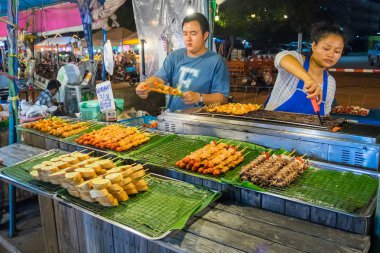 Pattaya gece piyasada deniz ürünleri satan sokak gıda satıcı