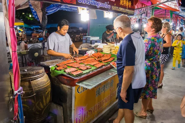 Pattaya gece piyasada deniz ürünleri satan sokak gıda satıcı