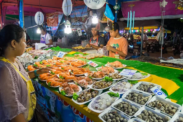 Vendedor de comida callejera vendiendo mariscos en el mercado nocturno de Pattaya — Foto de Stock