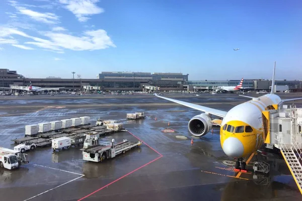 Die Scootflugzeuge, die am Dock parken, bereiten sich auf den Flug nach Bangkok vor — Stockfoto