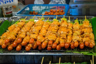 Pattaya Tayland gece piyasada deniz ürünleri satan sokak gıda satıcı