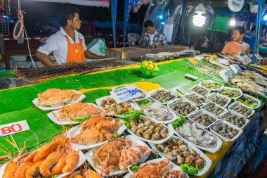  Pattaya Tayland gece piyasada deniz ürünleri satan sokak gıda satıcı