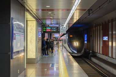 Keisei Skyliner için bekleyen yolcular Narita Uluslararası Havaalanı tren