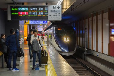 Keisei Skyliner için bekleyen yolcular Narita Uluslararası Havaalanı tren