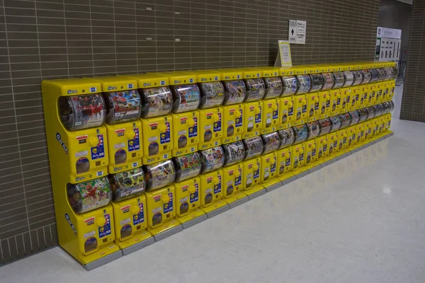 Mesin penjual mainan kapsul Jepang Gachapon di bandara internasional Narita . — Stok Foto
