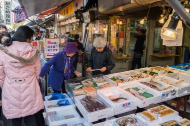Alışveriş ve Tsukiji markette bazı yemek birçok kişi.