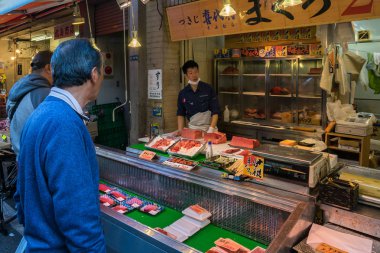 Alışveriş ve Tsukiji markette bazı yemek birçok kişi.