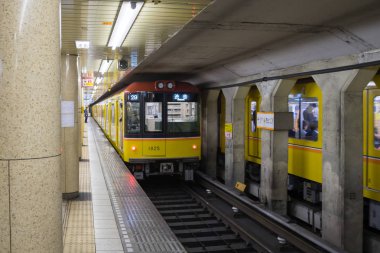 Minami-Aoyama tren istasyonu platformu