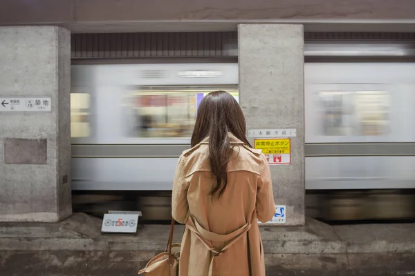 A woman waiting for train in the Minami-Aoyama railway station — Stock Photo, Image