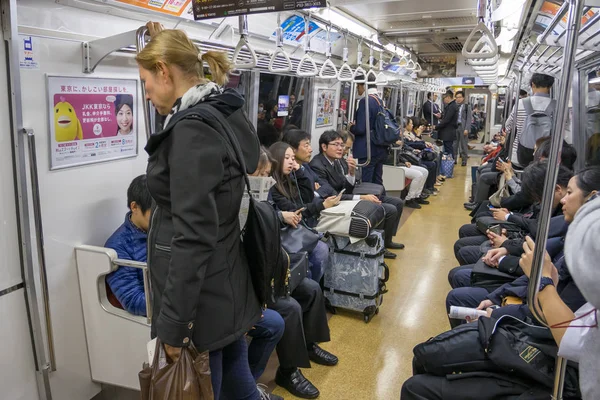 Pasajeros en tren con línea JR Yamanote — Foto de Stock