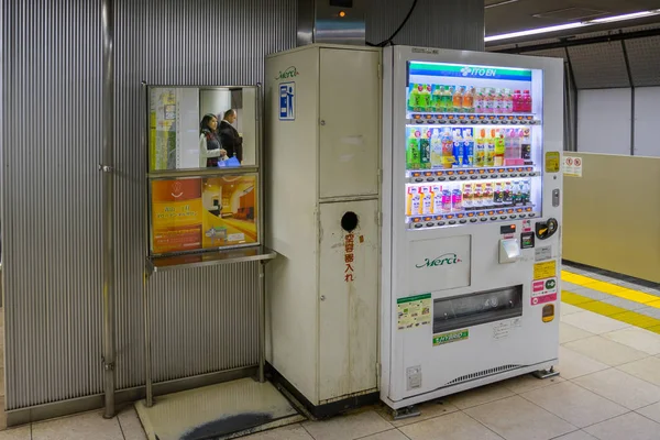 Máquinas de venda automática na estação ferroviária — Fotografia de Stock