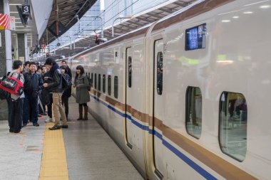 Tokyo tren istasyonunda Shinkansen hızlı tren bekleyen yolcular