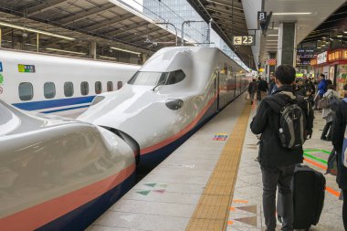 Tokyo tren istasyonunda Shinkansen hızlı tren bekleyen yolcular