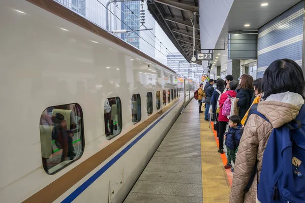 Az utasok a Shinkansen bullet vonat a tokiói pályaudvar — Stock Fotó