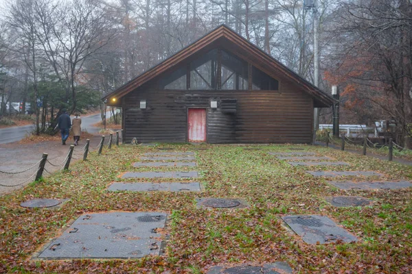 Maison en bois avec arbre avec brouillard à Karuizawa Japon — Photo