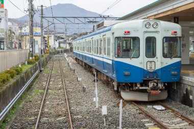  Tren Fujikyu tren istasyonunda durdu