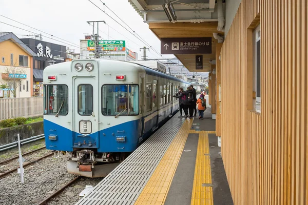 Tren detenido en la estación de tren de Fujikyu — Foto de Stock