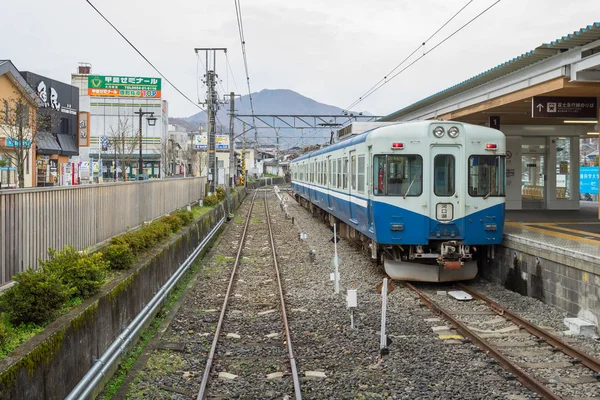 Tren detenido en la estación de tren de Fujikyu — Foto de Stock