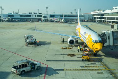 Nokair havayolu kargo uçağı üzerinde yükleme