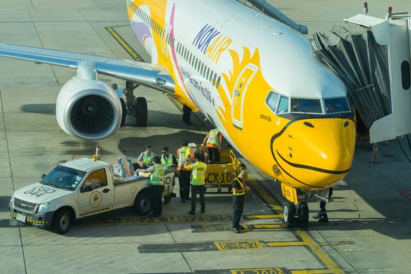 NOKAIR aerolínea carga carga en el avión —  Fotos de Stock