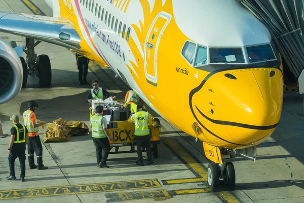 NOKAIR companhia aérea que carrega carga no avião — Fotografia de Stock