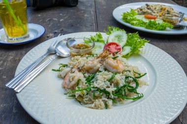 Tayland yemeği kızarmış pilav plaka üzerinde