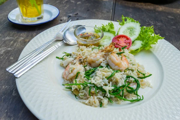 Tayland yemeği kızarmış pilav plaka üzerinde — Stok fotoğraf