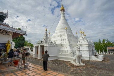 Birçok kişi Birmanya tarzı chedi Wat Phra bu DOI Kong mu ziyaret