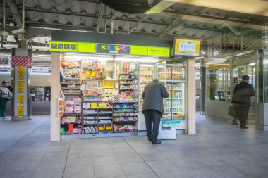  Kimliği belirsiz kişi salonu Jr Tokyo tren istasyonunda noktasında