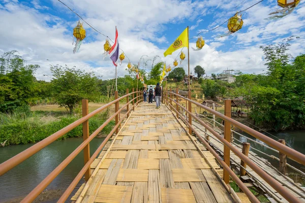 Many people walking on a bamboo bridge — Stock Photo, Image