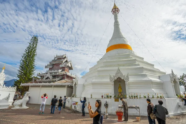 Many people visit Burmese-style chedi of Wat Phra That Doi Kong Mu — Stock Photo, Image